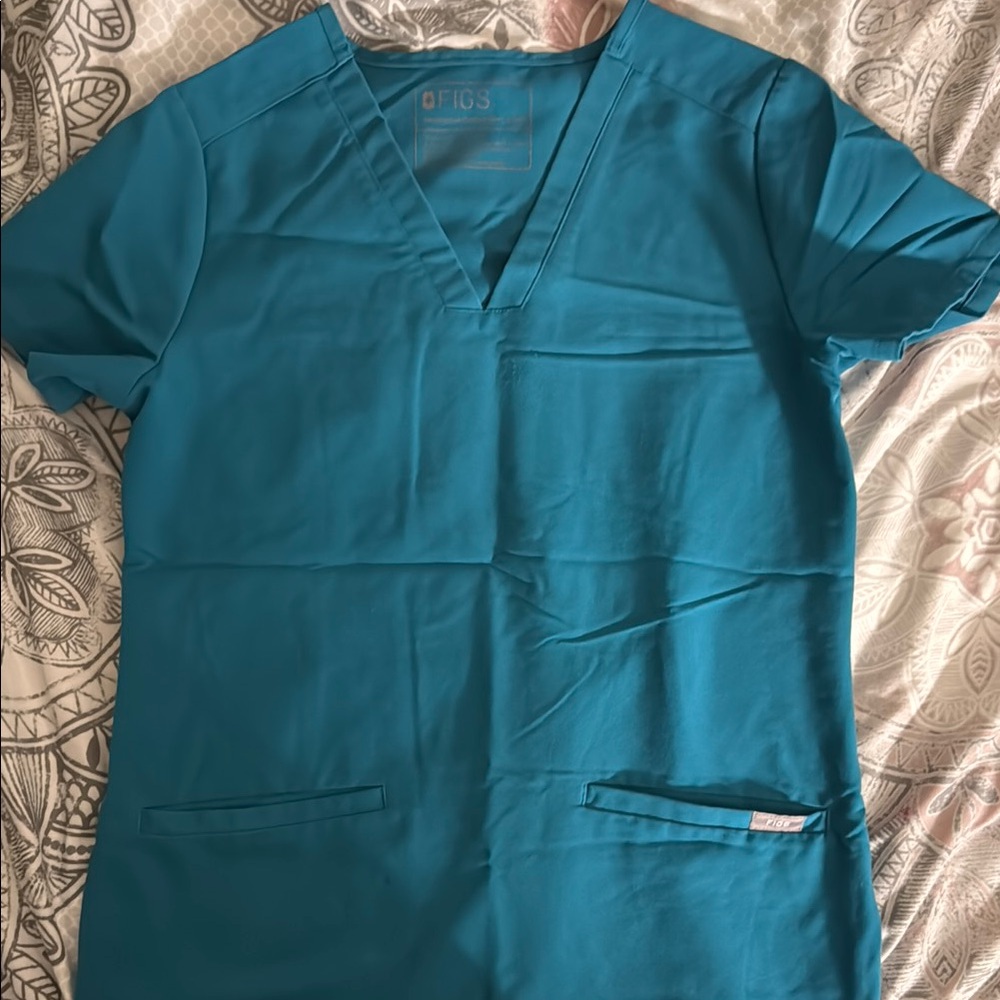 FIGS Three-Pocket Scrub Top